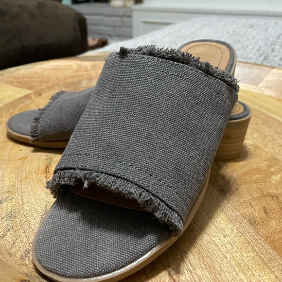 Woman’s Universal Thread Slip on Sandals with a Chunky Heel - Picture 13 of 15